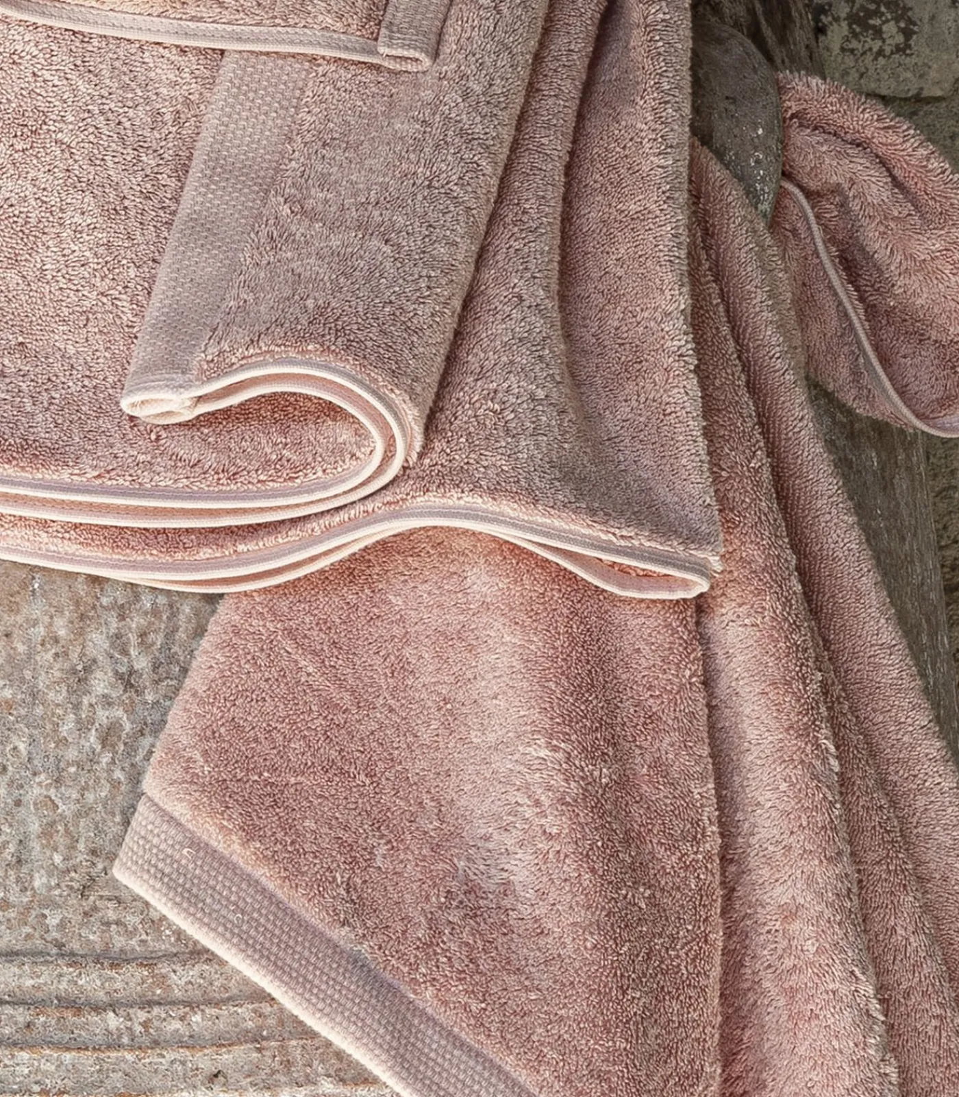 Essentiel - Effen badhanddoek van biologisch gekamd katoen Handdoeken