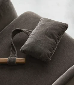 Fauteuil van massief eikenhout en grijs fluweel Zetels