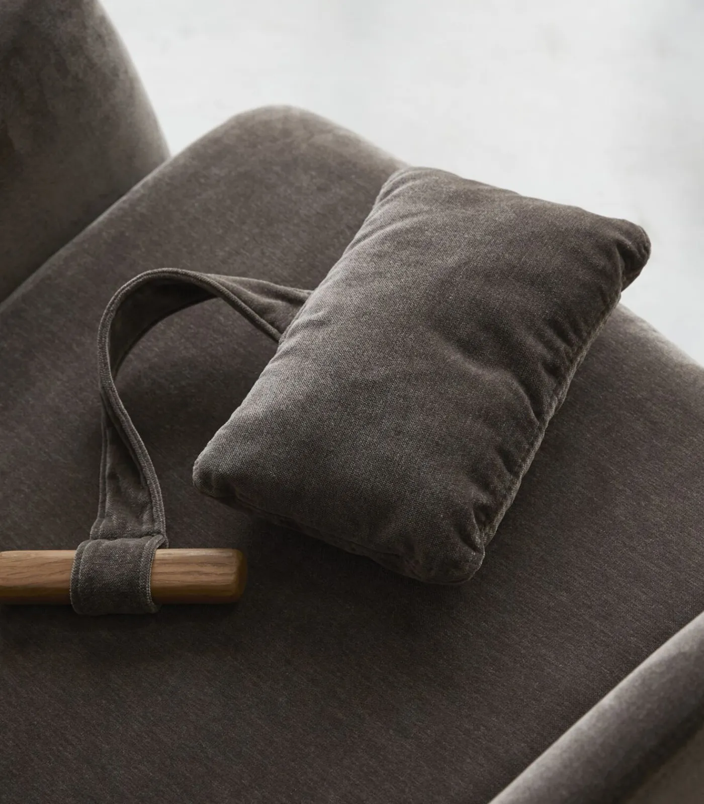 Fauteuil van massief eikenhout en grijs fluweel Zetels