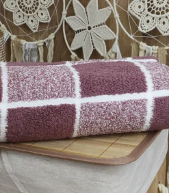 Outlet Lichtroze katoenen geruite handdoek 50x100 cm Handdoeken