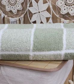 Outlet Lichtroze katoenen geruite handdoek 50x100 cm Handdoeken