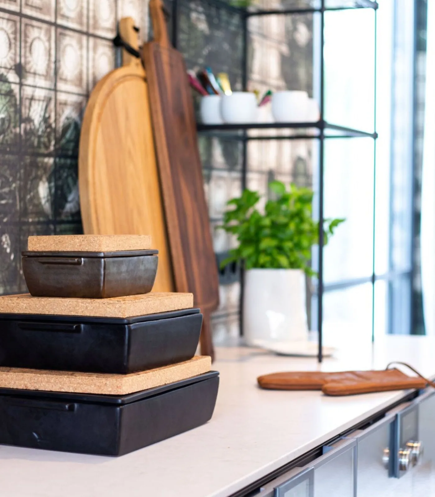 Hot Ovenschotel met deksel en kurk 27x24x10cm zwart Bakken