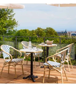 Hot Set van wit marmeren terrastafel en 2 blauwe stoelen Tuinmeubelen