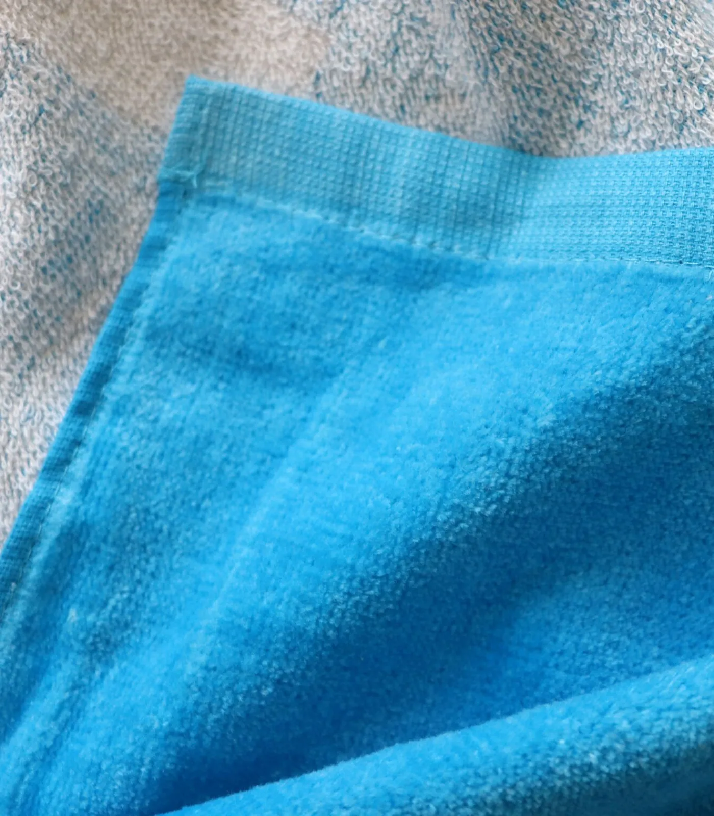 Strandlaken met fluwelen opdruk 100% katoen, OM ÉQUIPE Handdoeken