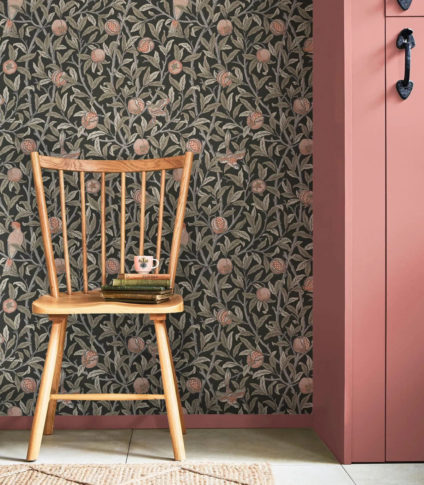 Best Vliesbehang Bird & Pomegranate Charcoal Wanddecoratie