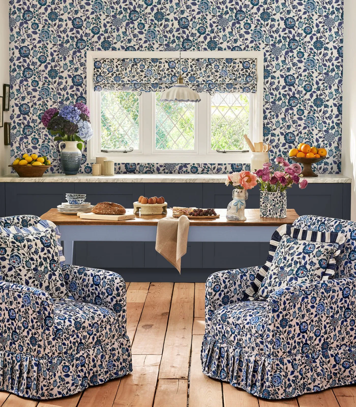 Outlet Vliesbehang Strawberry Garden Blue Wanddecoratie