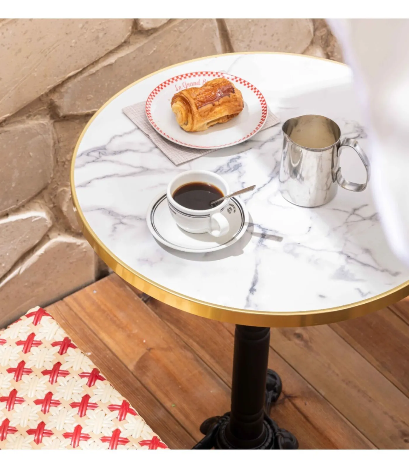 Sale Witmarmeren terrastafel en 2 rode stoelen set Tuinmeubelen