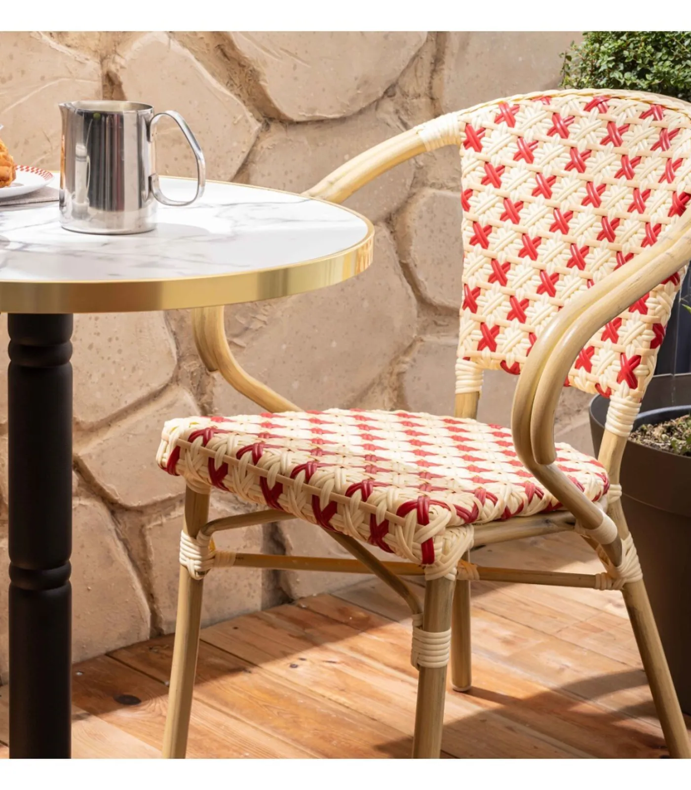 Sale Witmarmeren terrastafel en 2 rode stoelen set Tuinmeubelen