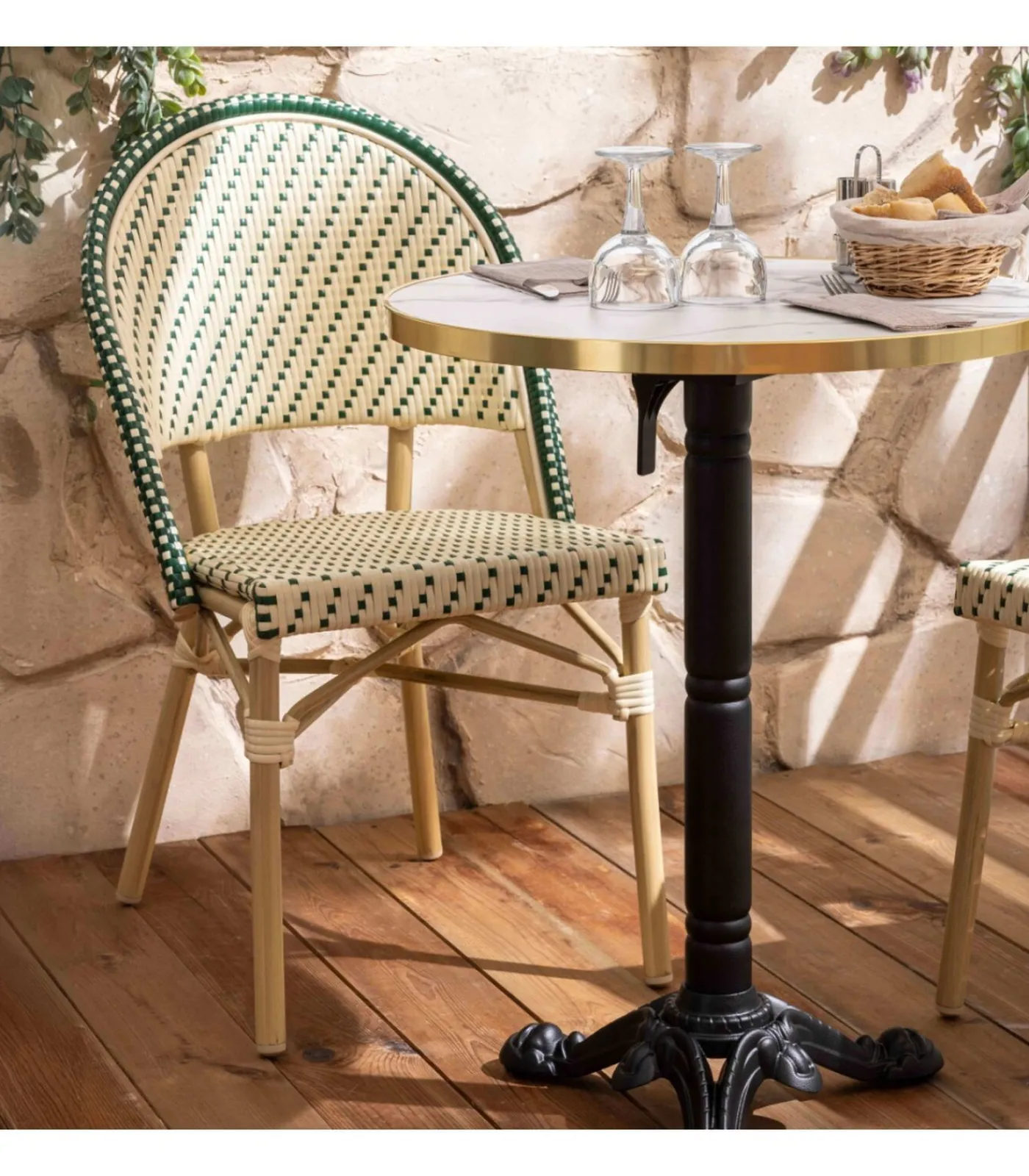 Online Witte marmeren liggende terrastafel van 60 cm en 2 groene stoelen Tuinmeubelen