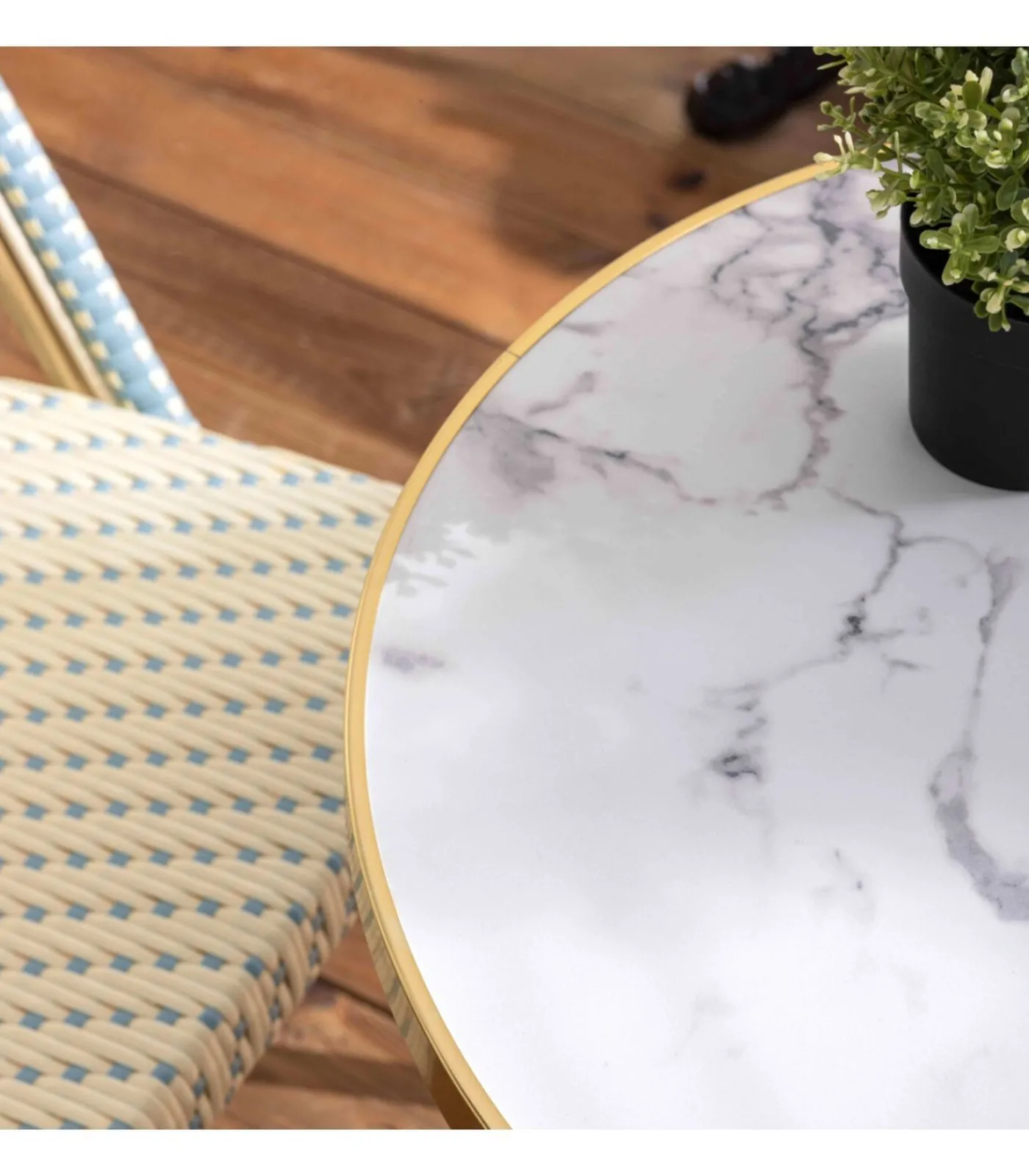 Online Witte marmeren liggende terrastafel van 60 cm en 2 blauwe stoelen Tuinmeubelen