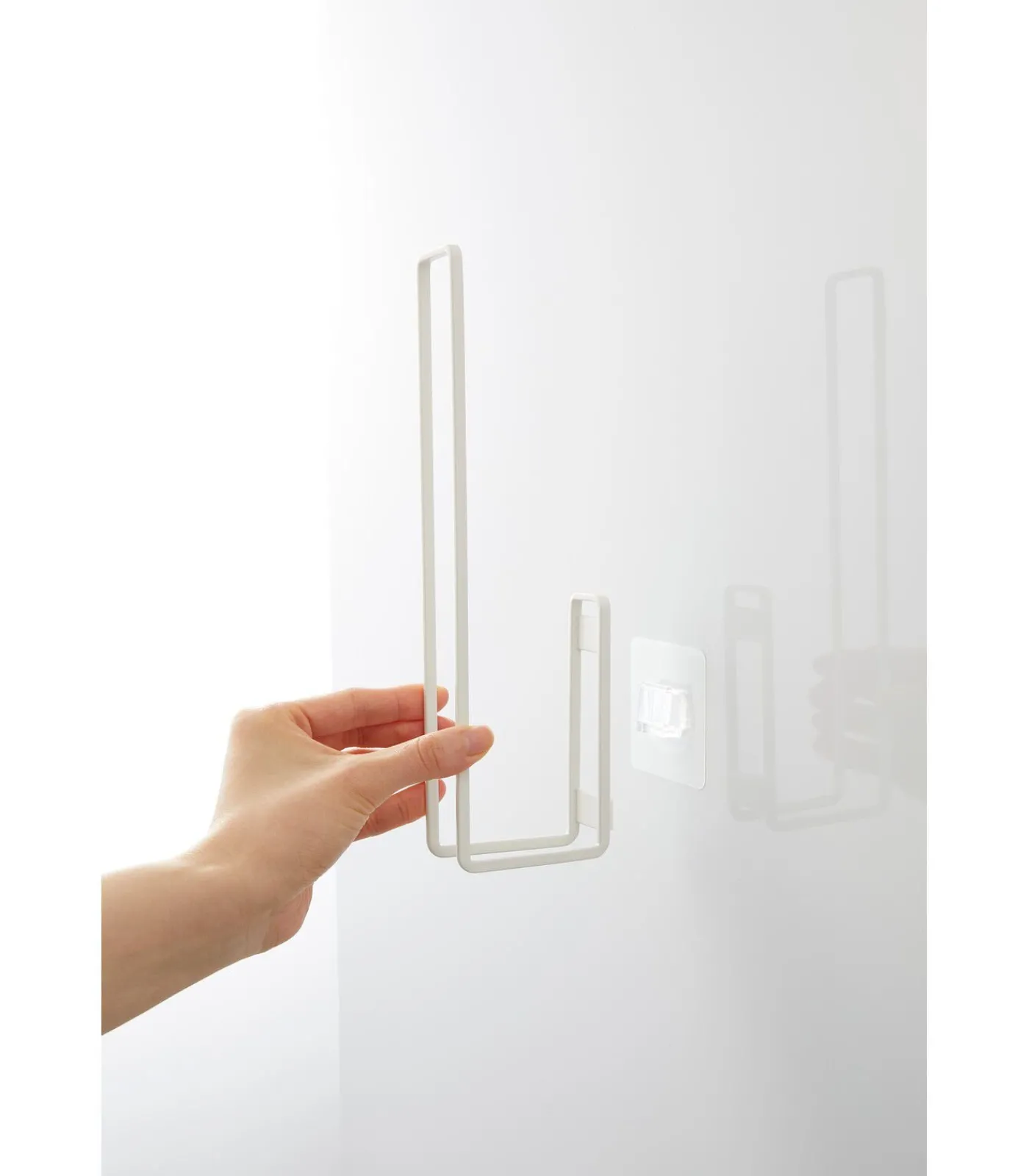 Best Zelfklevende WC Rolhouder - Tower - Wit Toiletaccessoires